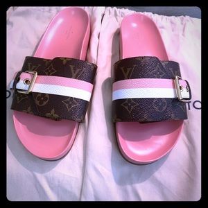 Louis Vuitton slides size 39 (8.5-9)